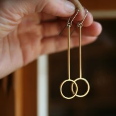 Náušnice Kouzelná sklíčka – ručně vyrobené minimalistické kruhy z mosazi od AOOOO