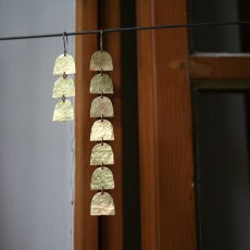 Ručně tepané asymetrické náušnice z voskované mosazi – Královna ze Sáby od AOOOO