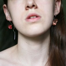 Asymetrické náušnice z mědi a stříbra ve tvaru růžiček - focené na uších