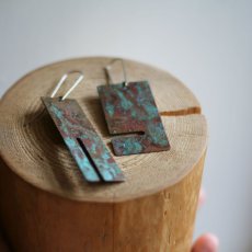 Náušnice V hlubině – asymetrický pár z patinované mědi s háčky z chirurgické oceli od AOOOO
