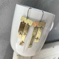 Mosazné handmade náušnice poskládané z obdélníků a čtverců - na titanových háčcích - foceno na okraji bílého hrničku