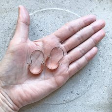Měděné handmade náušnice - jednoduché zaoblené obdélníky se zapínáním - foceno na dlani