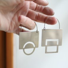 AOOOO – asymetrické náušnice z alpaky – kruh a čtverec – handmade