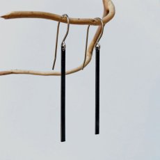 Černé minimalistické náušnice z mosazi na titanových háčcích – ručně vyrobené, lehké a hypoalergenní