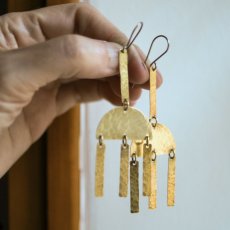 Déšť – ručně tepané asymetrické mosazné náušnice od AOOOO na hypoalergenních háčcích